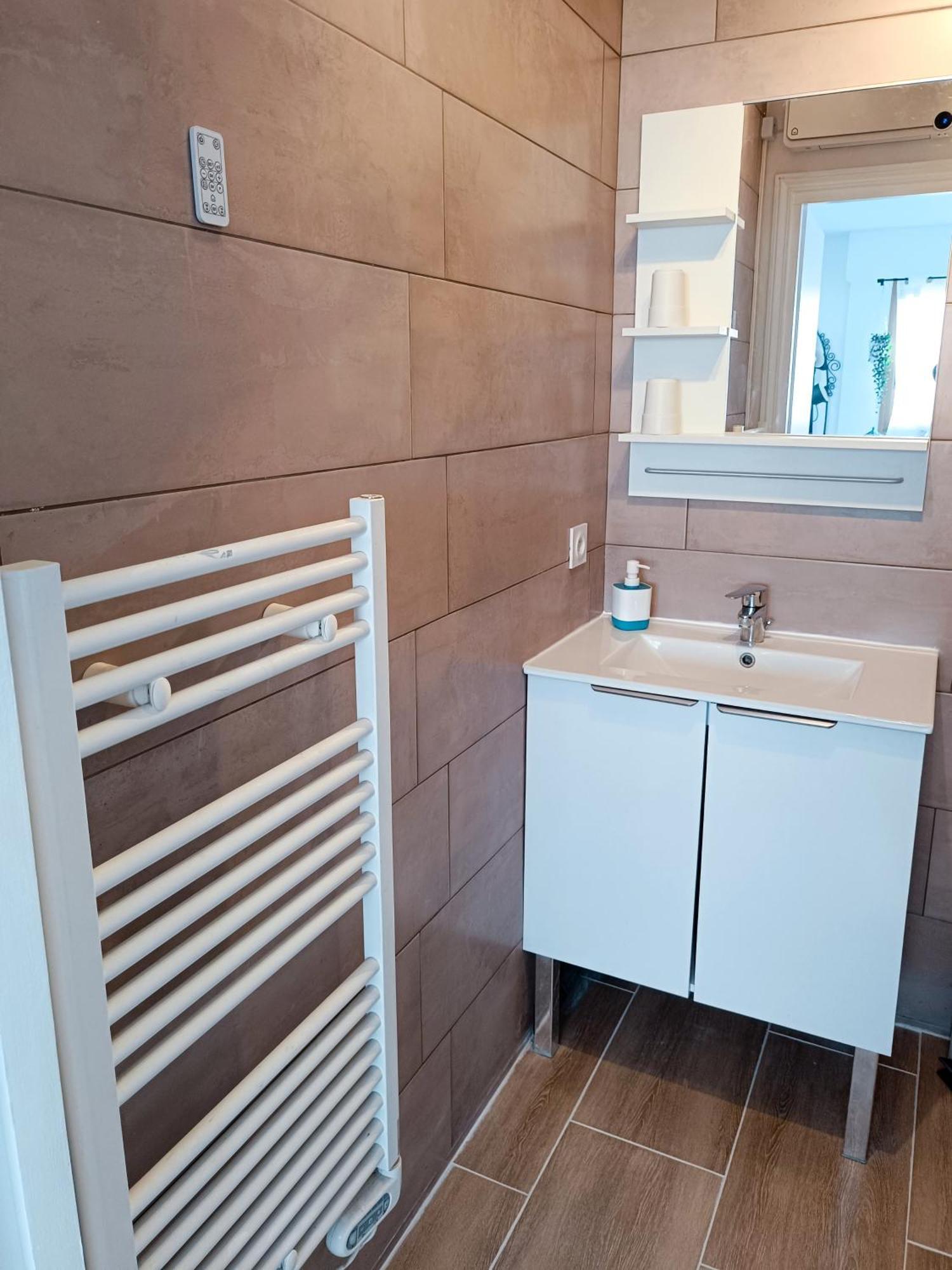 2 pièces climatisé avec balcon dans le vieil Antibes, résidence moderne avec ascenseur Extérieur photo