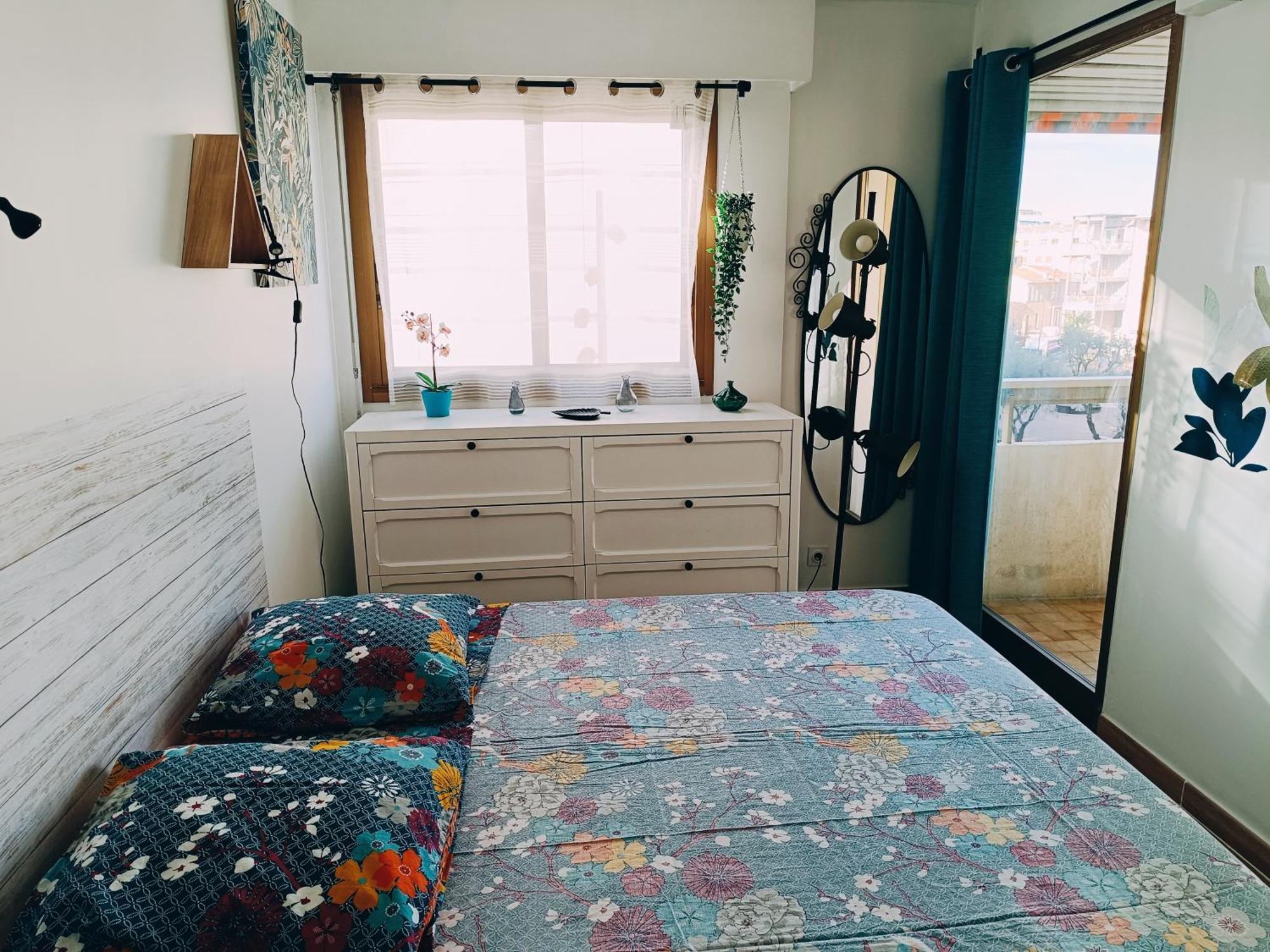2 pièces climatisé avec balcon dans le vieil Antibes, résidence moderne avec ascenseur Extérieur photo
